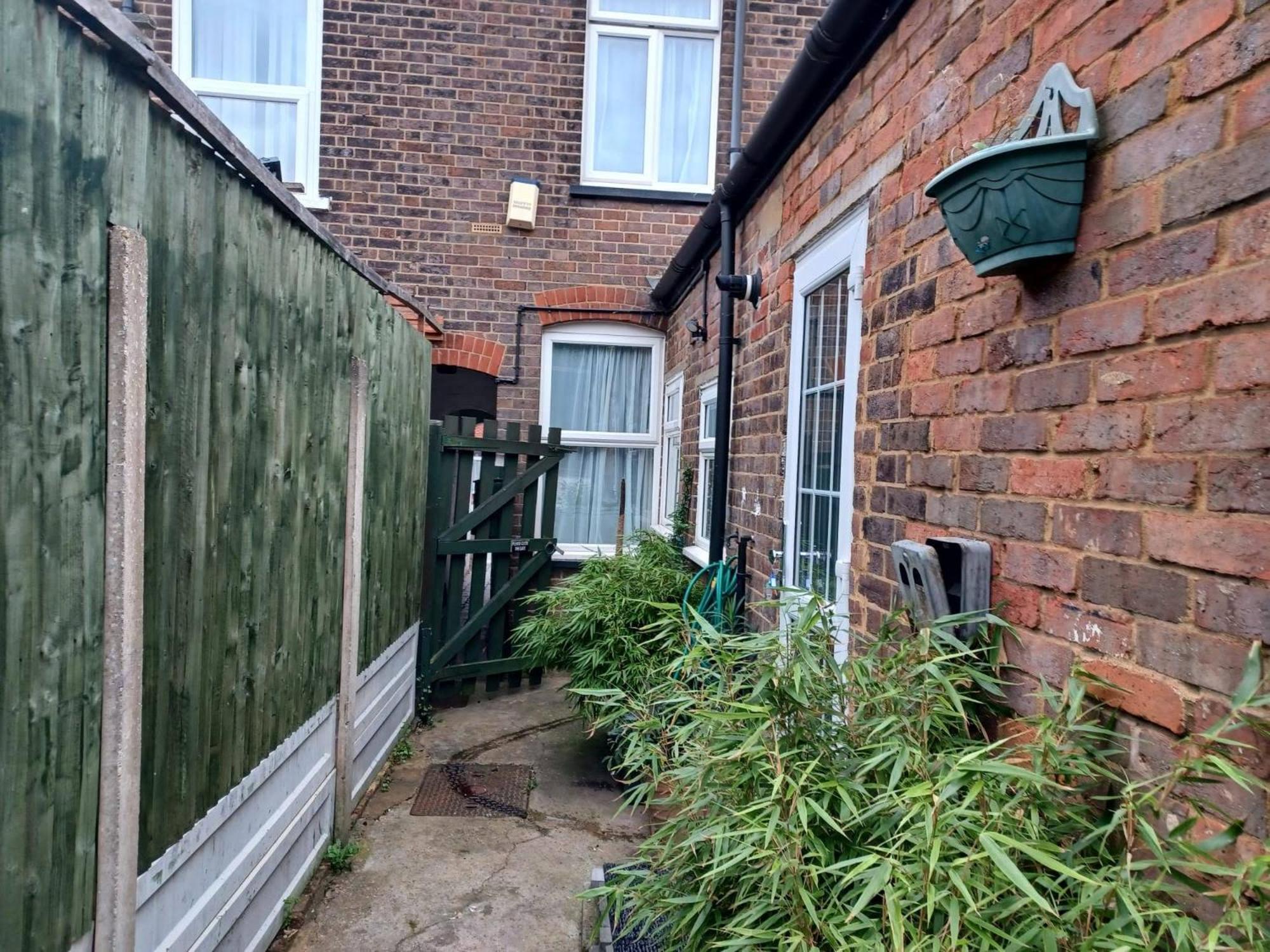 Ferndale House: Spacious Group Accommodation in Luton Luton  Exterior photo